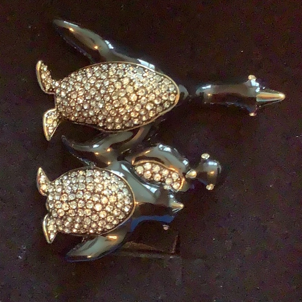 Heidi Daus Just Chillin' trio penguin's pin